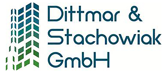 Logo der Dittmar & Stachowiak GmbH mit stilisiertem Gebäude in Blau- und Grüntönen.