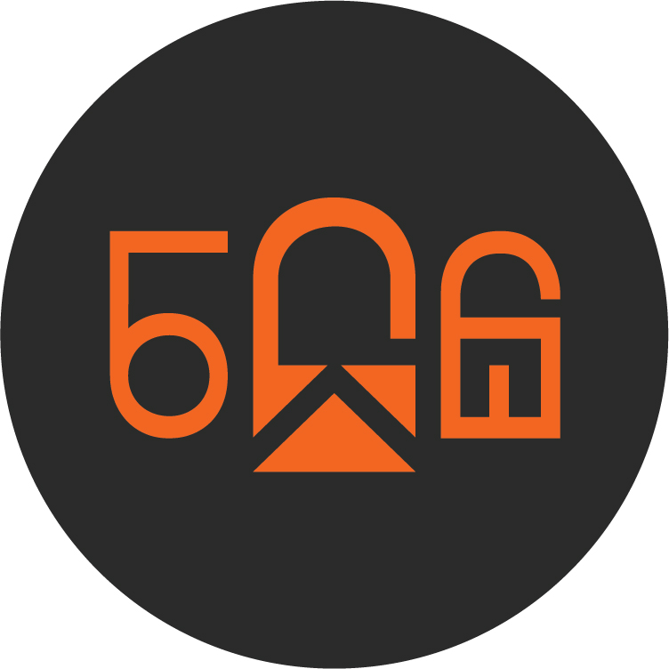 Logo mit stilisierten orangefarbenen Symbolen auf schwarzem Hintergrund.