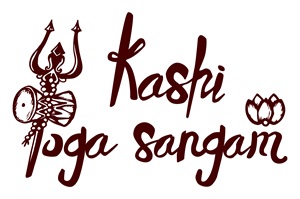Logo von Kashi Yoga Sangam mit Trishula, Trommel und Lotusblüten in brauner Schrift.