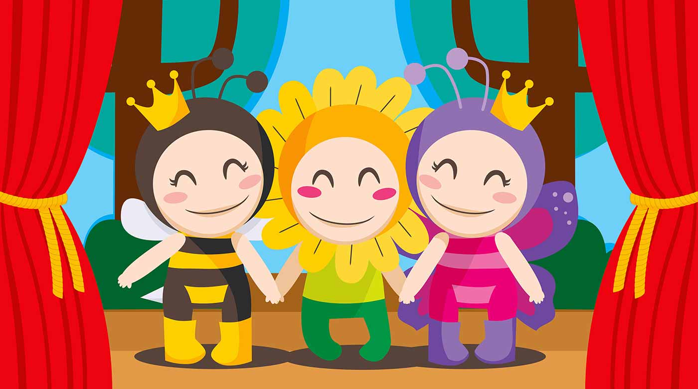 Drei fröhliche Kinder in Bienen-, Blumen- und Schmetterlingskostümen auf einer Bühne.