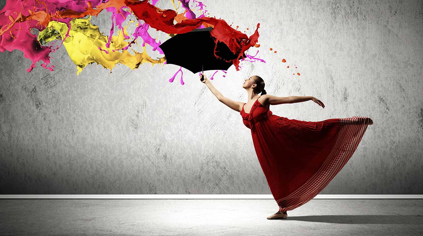 Frau im roten Kleid tanzt mit schwarzem Regenschirm, aus dem bunte Farben spritzen.