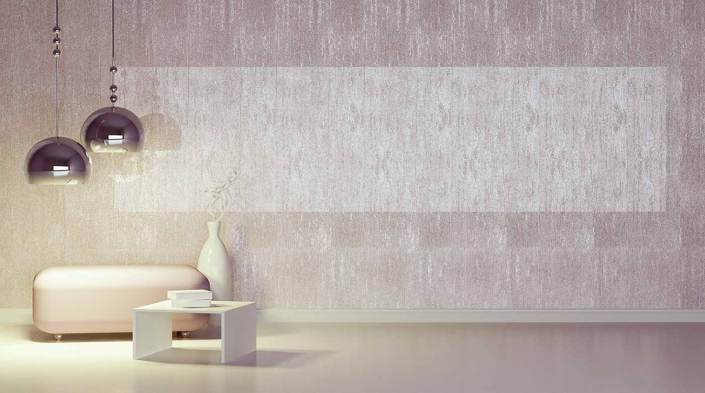 Modernes Wohnzimmer mit schimmernder Tapete, Hängelampen, Vase und minimalistischen Möbeln.