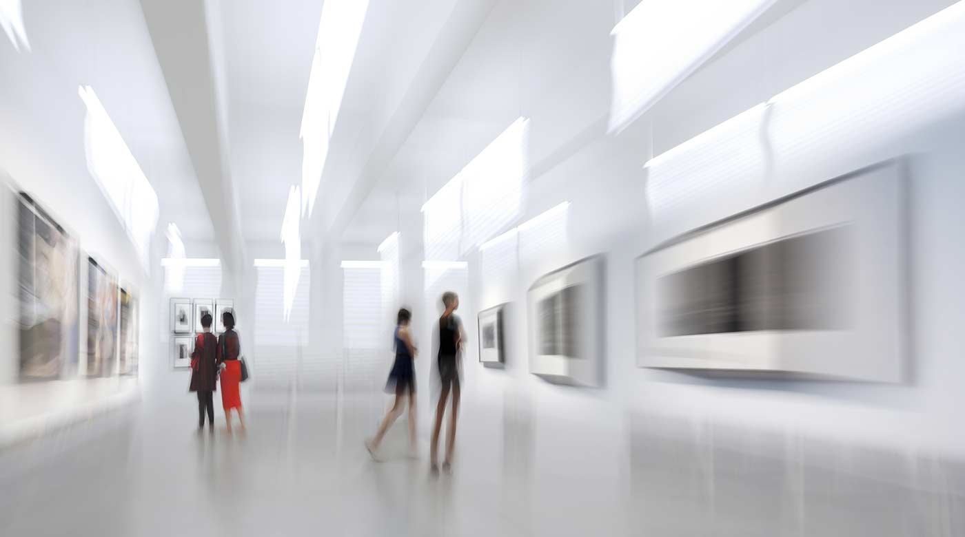 Moderne Kunstgalerie mit hell beleuchtetem Raum und Besuchern, die Kunstwerke betrachten.