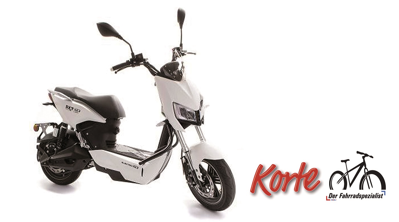 Weißer Elektroroller SXT mit Korte-Logo und Schriftzug "Der Fahrradspezialist"