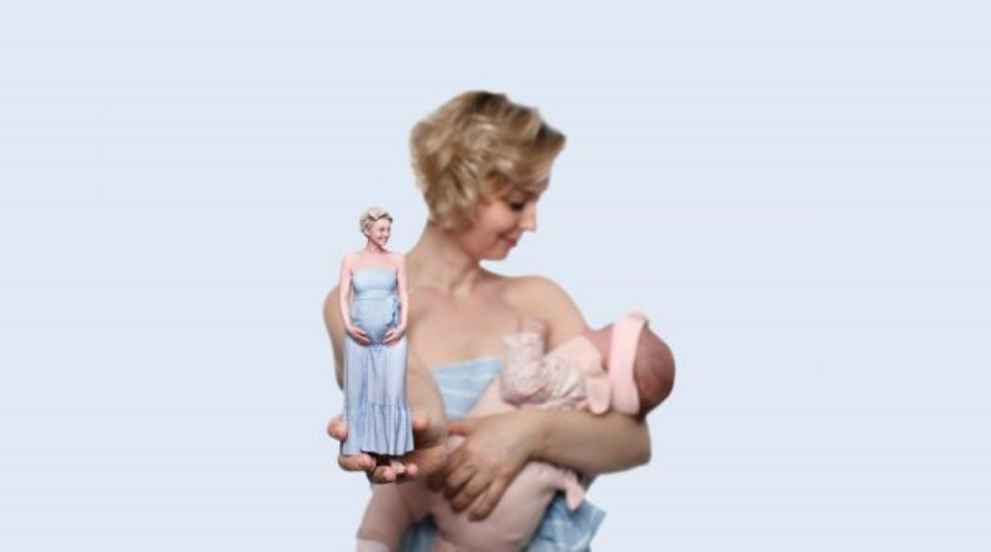 Frau hält ein Baby im Arm und eine kleine 3D-Figur einer Schwangeren in der Hand.