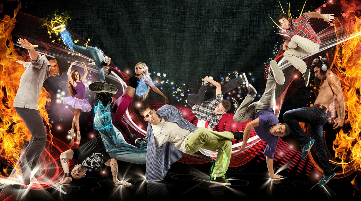 Paar in blauen Hemden tanzt eng umschlungen vor weißem Hintergrund.