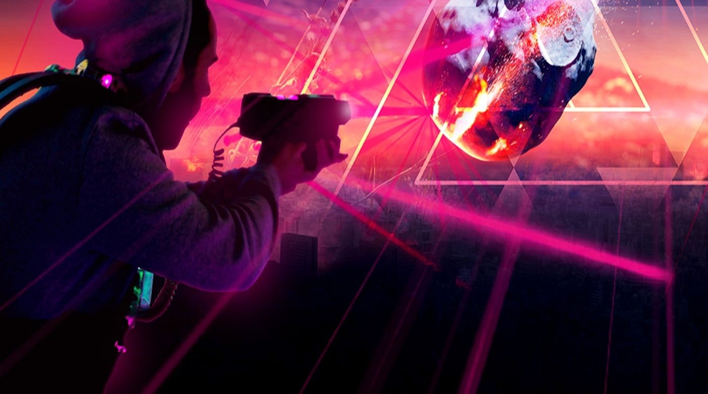 Person spielt Lasertag mit futuristischen Lichteffekten und leuchtender Kulisse.