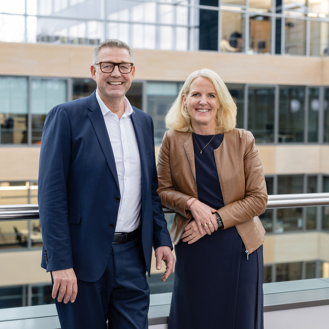 Zwei Personen vor modernem Bürogebäude in Bochum