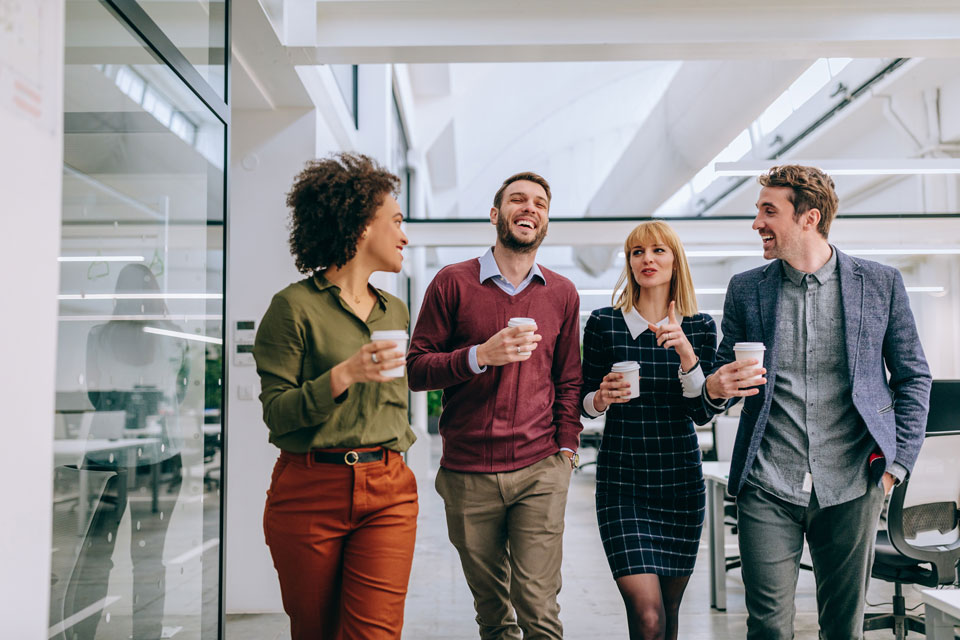 Gruppe von Kollegen bei einer Kaffeepause (Foto: 2018 bbernard/Shutterstock)