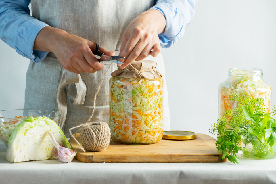 Fermentiertes Gemüse im Glas (Foto: Natali Ximich/Shutterstock.com)