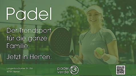 Eine Person in Sportkleidung hält einen Padel-Schläger und einen Ball. Text: "Padel - Der Trendsport für die ganze Familie. Jetzt in Herten." Adresse und QR-Code unten.