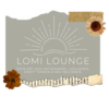 Logo der Lomi Lounge mit Sonnenstrahlen, Blumen und Text für Entspannung und Neubeginn.